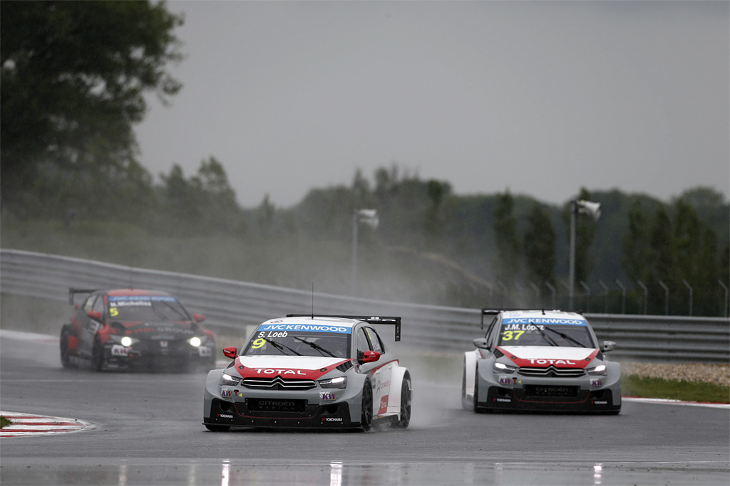 Sebastien Loeb førte det første løb på Slovakia Ring i sin Citroën C-Elysée foran teamkammeraten José Maria López og Norbert Michelisz i Honda Civic. Det var også rækkefølgende, da løbet blev flaget af.
(Foto: FIA WTCC)